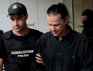 Ο Σάββας Ξηρός δεν θέλει να βγει από την φυλακή άμα του βάλουν βραχιολάκι...